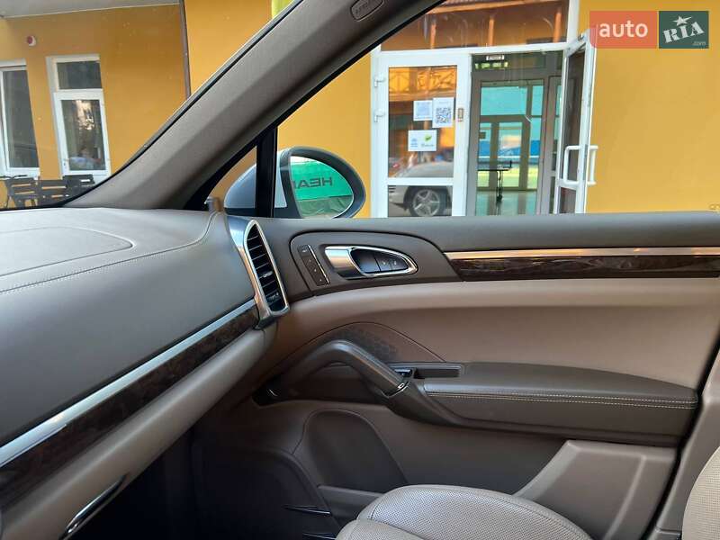 Внедорожник / Кроссовер Porsche Cayenne 2012 в Луцке