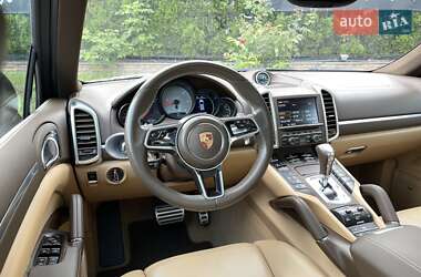 Внедорожник / Кроссовер Porsche Cayenne 2015 в 