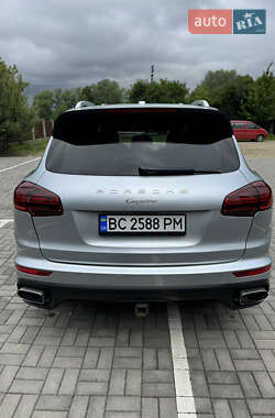 Внедорожник / Кроссовер Porsche Cayenne 2015 в 