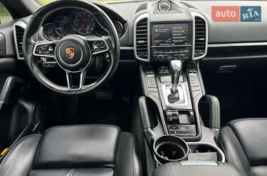 Внедорожник / Кроссовер Porsche Cayenne 2015 в 