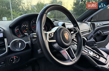 Внедорожник / Кроссовер Porsche Cayenne 2017 в 