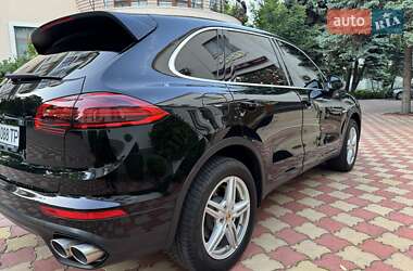 Внедорожник / Кроссовер Porsche Cayenne 2015 в 
