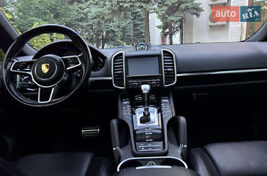 Внедорожник / Кроссовер Porsche Cayenne 2015 в 