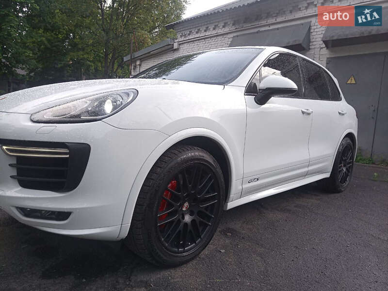 Внедорожник / Кроссовер Porsche Cayenne 2015 в 