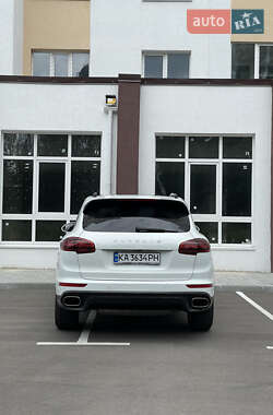 Внедорожник / Кроссовер Porsche Cayenne 2015 в 