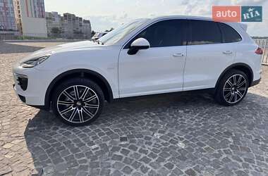 Внедорожник / Кроссовер Porsche Cayenne 2015 в 