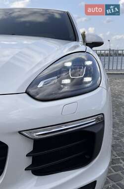 Внедорожник / Кроссовер Porsche Cayenne 2015 в 