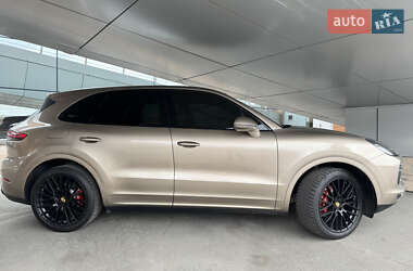 Внедорожник / Кроссовер Porsche Cayenne 2018 в 