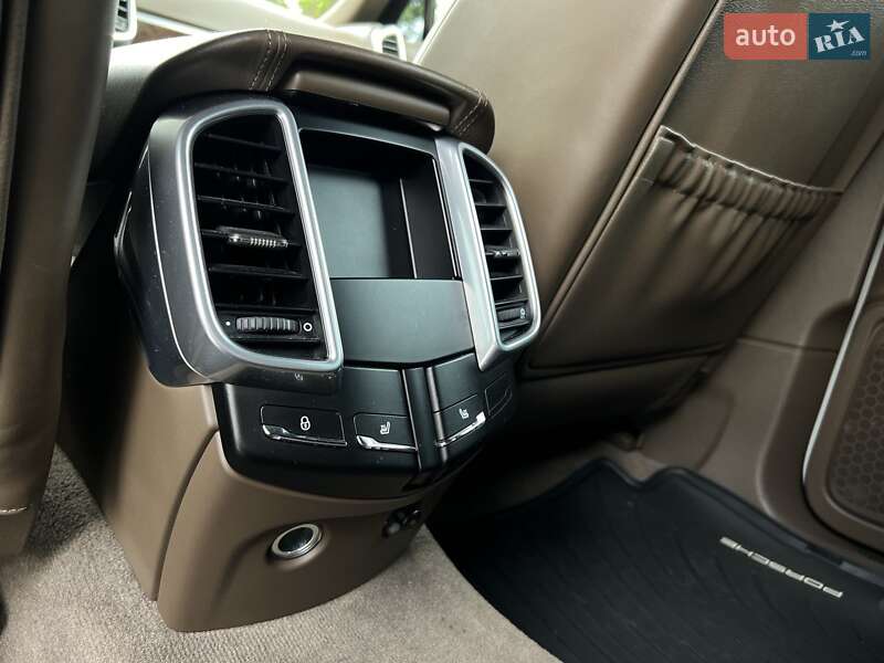 Внедорожник / Кроссовер Porsche Cayenne 2013 в Ужгороде