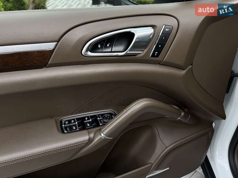 Внедорожник / Кроссовер Porsche Cayenne 2013 в Ужгороде