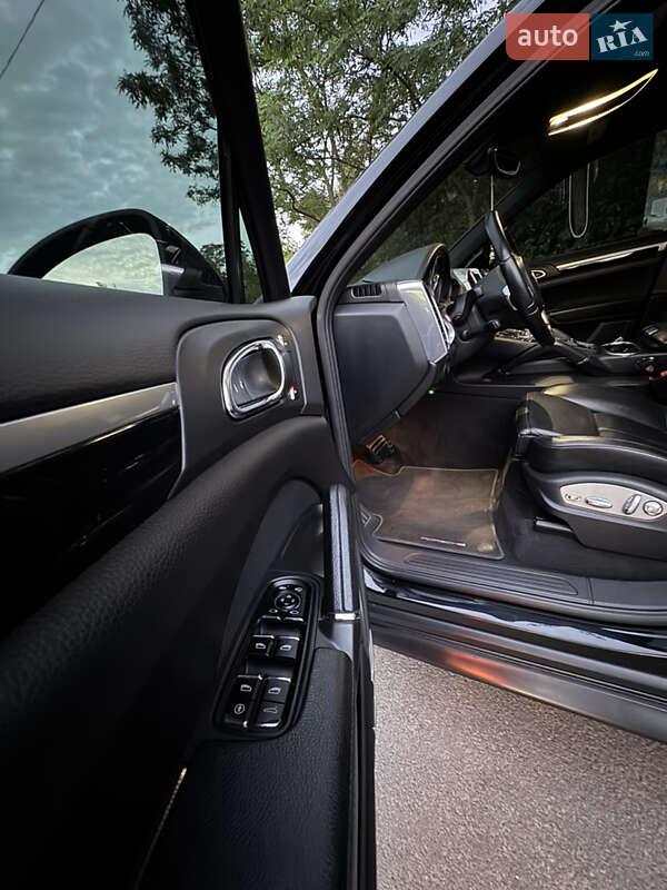 Внедорожник / Кроссовер Porsche Cayenne 2012 в Каменском