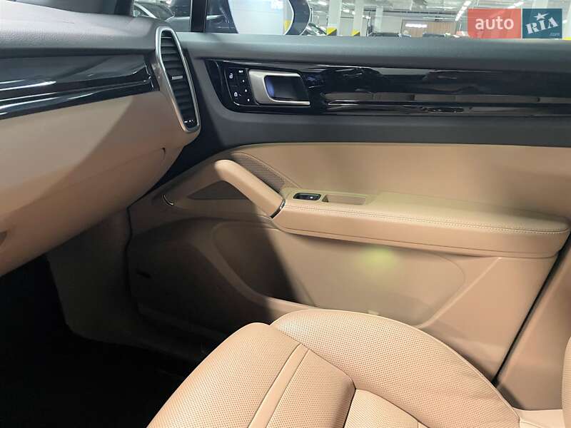 Внедорожник / Кроссовер Porsche Cayenne 2019 в Киеве