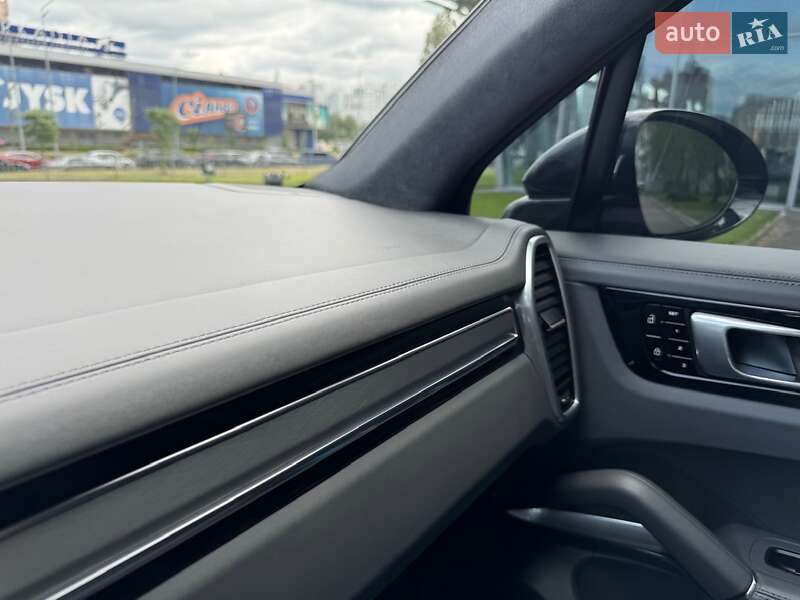 Внедорожник / Кроссовер Porsche Cayenne 2019 в Киеве