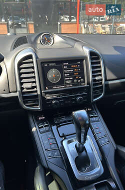 Внедорожник / Кроссовер Porsche Cayenne 2012 в 