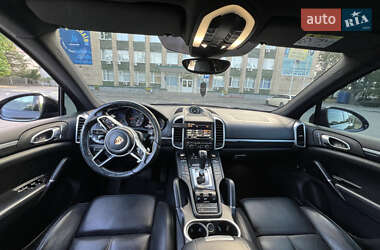 Внедорожник / Кроссовер Porsche Cayenne 2015 в 