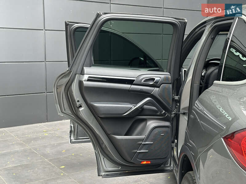 Внедорожник / Кроссовер Porsche Cayenne 2014 в Одессе