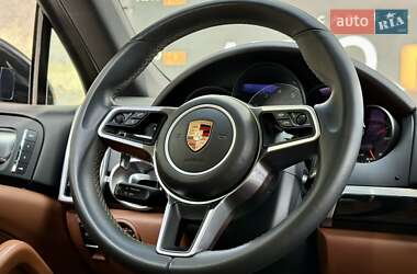 Внедорожник / Кроссовер Porsche Cayenne 2016 в 