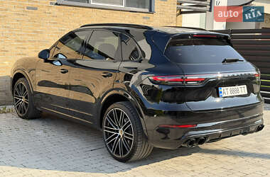 Внедорожник / Кроссовер Porsche Cayenne 2021 в 