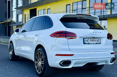 Внедорожник / Кроссовер Porsche Cayenne 2015 в 