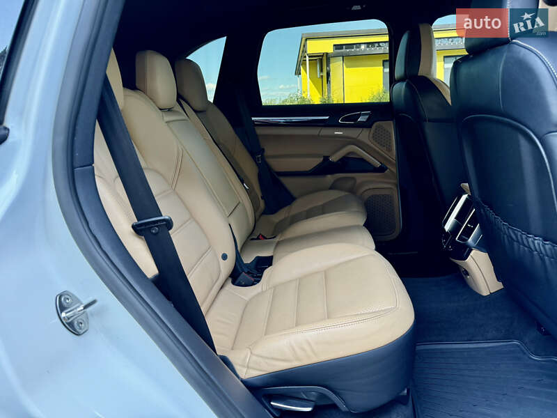 Внедорожник / Кроссовер Porsche Cayenne 2015 в Тернополе