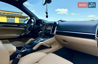 Внедорожник / Кроссовер Porsche Cayenne 2015 в 