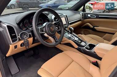 Внедорожник / Кроссовер Porsche Cayenne 2015 в 