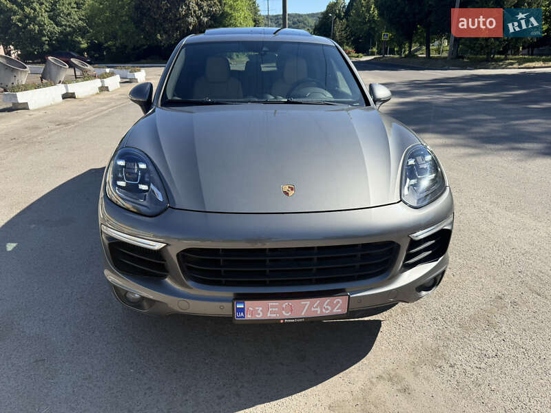 Позашляховик / Кросовер Porsche Cayenne 2016 в 