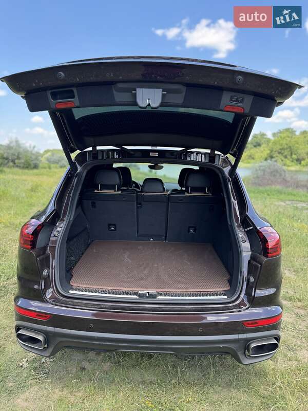 Внедорожник / Кроссовер Porsche Cayenne 2016 в Лохвице