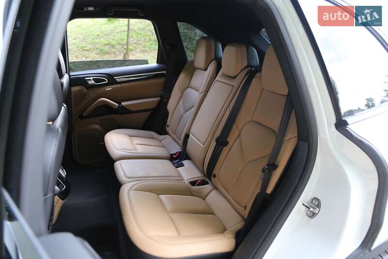 Внедорожник / Кроссовер Porsche Cayenne 2016 в Киеве