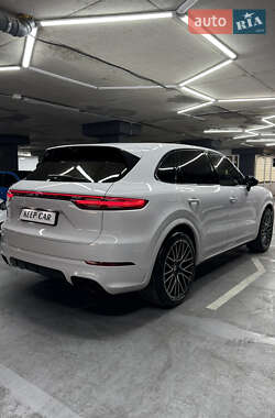 Внедорожник / Кроссовер Porsche Cayenne 2018 в 