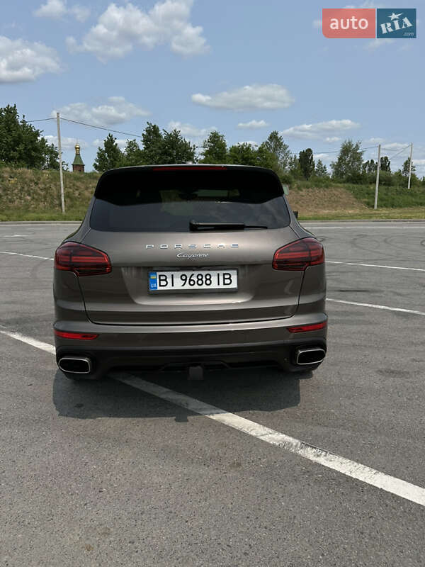 Внедорожник / Кроссовер Porsche Cayenne 2015 в 