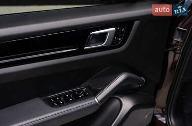 Внедорожник / Кроссовер Porsche Cayenne 2019 в 