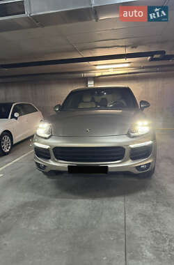 Внедорожник / Кроссовер Porsche Cayenne 2015 в 