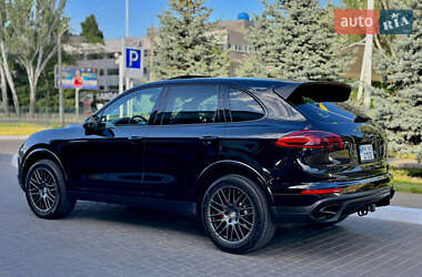 Внедорожник / Кроссовер Porsche Cayenne 2016 в 