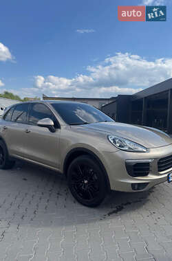 Внедорожник / Кроссовер Porsche Cayenne 2015 в 