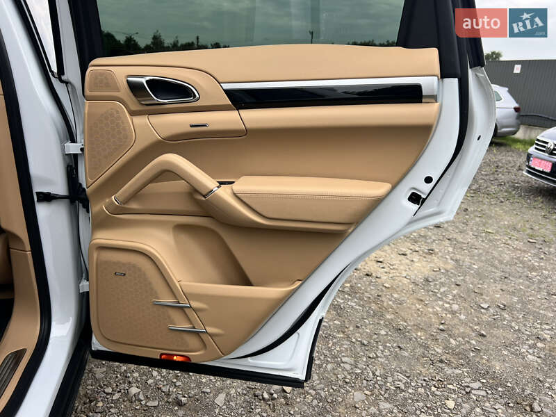 Внедорожник / Кроссовер Porsche Cayenne 2014 в Луцке