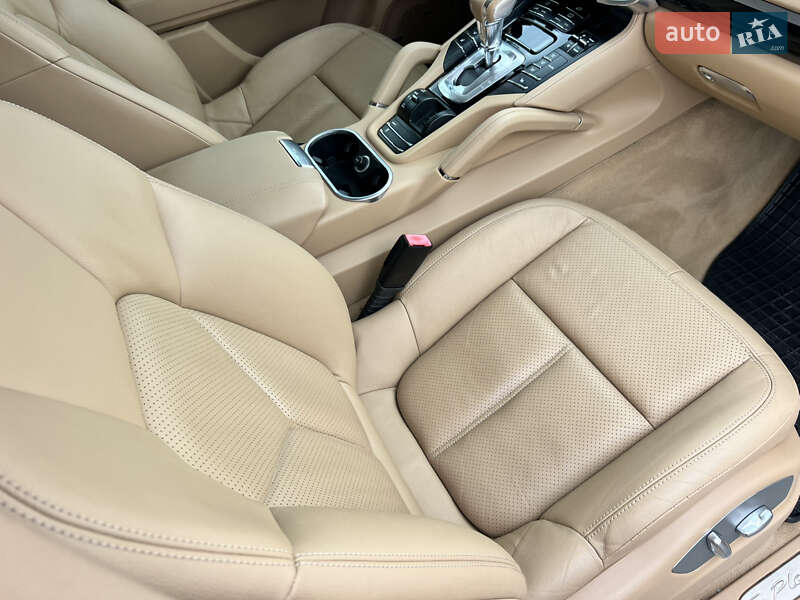 Внедорожник / Кроссовер Porsche Cayenne 2014 в Луцке