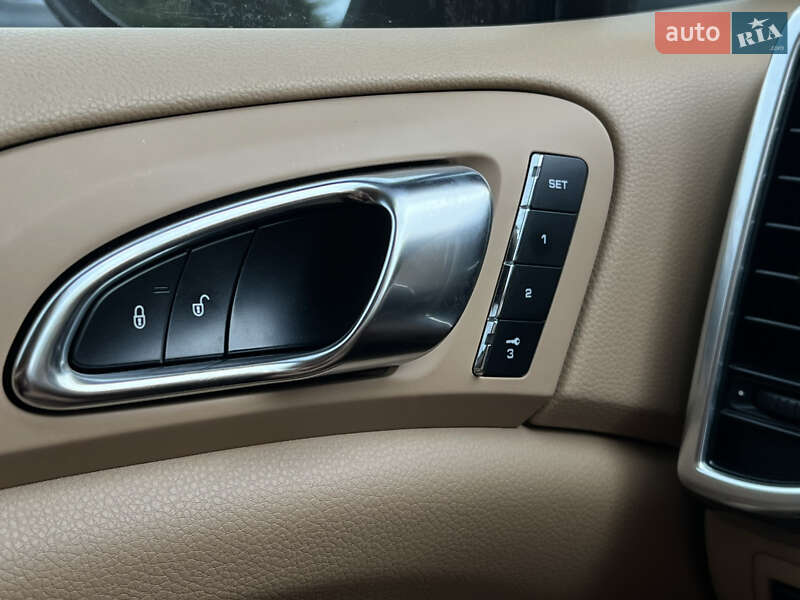 Внедорожник / Кроссовер Porsche Cayenne 2014 в Луцке