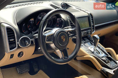 Внедорожник / Кроссовер Porsche Cayenne 2015 в 