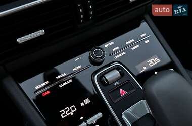 Внедорожник / Кроссовер Porsche Cayenne 2018 в 