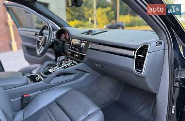 Внедорожник / Кроссовер Porsche Cayenne 2018 в 