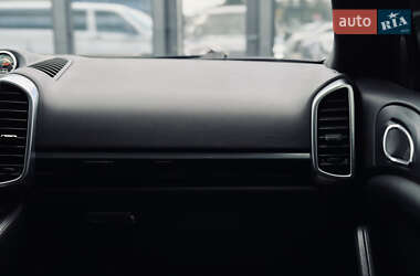 Внедорожник / Кроссовер Porsche Cayenne 2015 в 