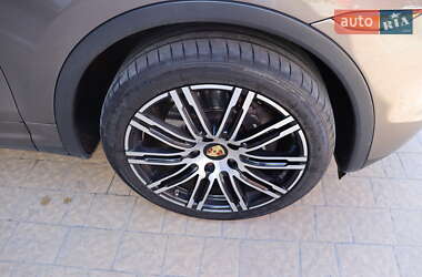 Внедорожник / Кроссовер Porsche Cayenne 2014 в 