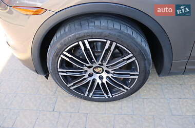 Внедорожник / Кроссовер Porsche Cayenne 2014 в 