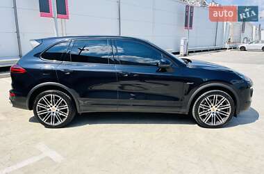 Внедорожник / Кроссовер Porsche Cayenne 2015 в 