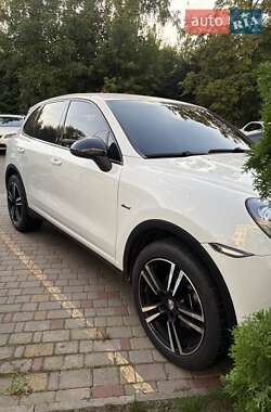 Внедорожник / Кроссовер Porsche Cayenne 2012 в 