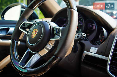 Внедорожник / Кроссовер Porsche Cayenne 2015 в 