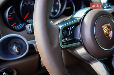 Внедорожник / Кроссовер Porsche Cayenne 2015 в 
