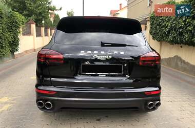 Внедорожник / Кроссовер Porsche Cayenne 2015 в 