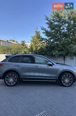 Внедорожник / Кроссовер Porsche Cayenne 2015 в 